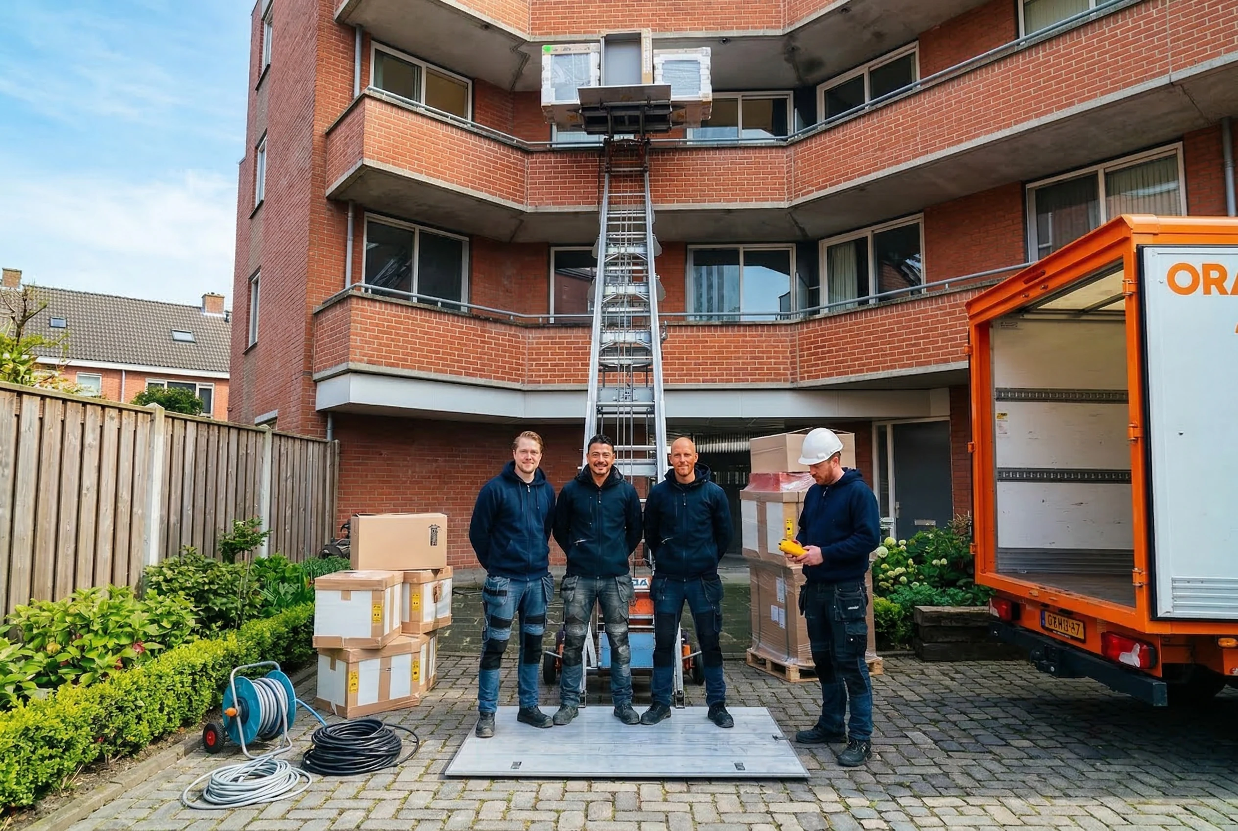 Verhuisteam aan het werk met gedalift bij appartement in Rotterdam