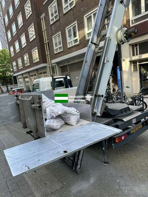Aanhangerlift in gebruik bij verhuizing Rotterdam